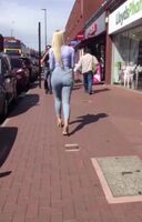 Big booty social experiment - check out the 2 dudes staring hard 😂