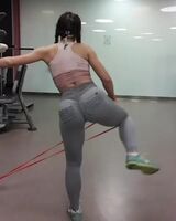 Femme Felis squats