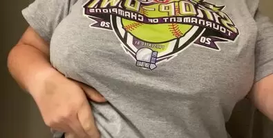 I love going braless under my shirts😈🥰