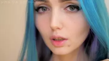 Roots are jacked up, but I like her hair