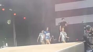 Hailee Steinfeld being the slut she is on stage