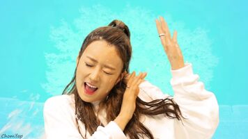 Apink - Bomi gets a 