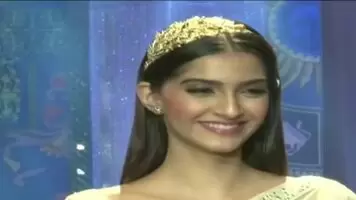 I love jerkin to sonam kapoors fat ass look it move ahhh left right left right left right p