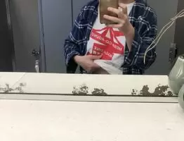 When the airport bathroom is empty 😏
