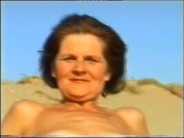 Retro pee porn : Amy pees on her mother on a beach