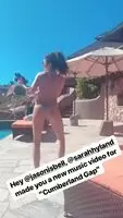 Sarah Hyland teasing her tight lil ass