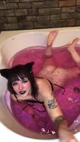 Wanna take a bath with kitty? 💖