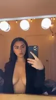 Persian babe knows what she’s got