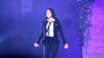 Mina booty shake